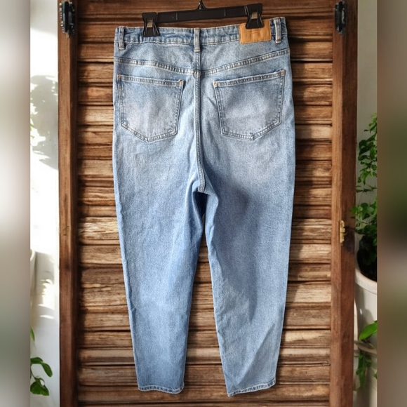 Vero Moda Light Wash Denim Highwaisted Mom Jeans👖 - Picture 2 of 11